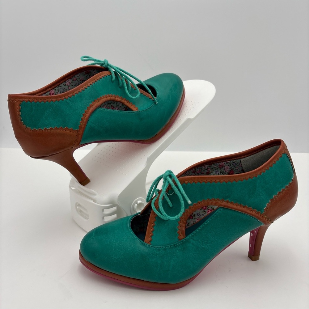 Elegant Green and Brown Lace-Up‎ Heels